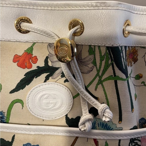 Gucci Vintage Flora White Leather Drawstring Bag-Authenticated - Picture 4 of 15